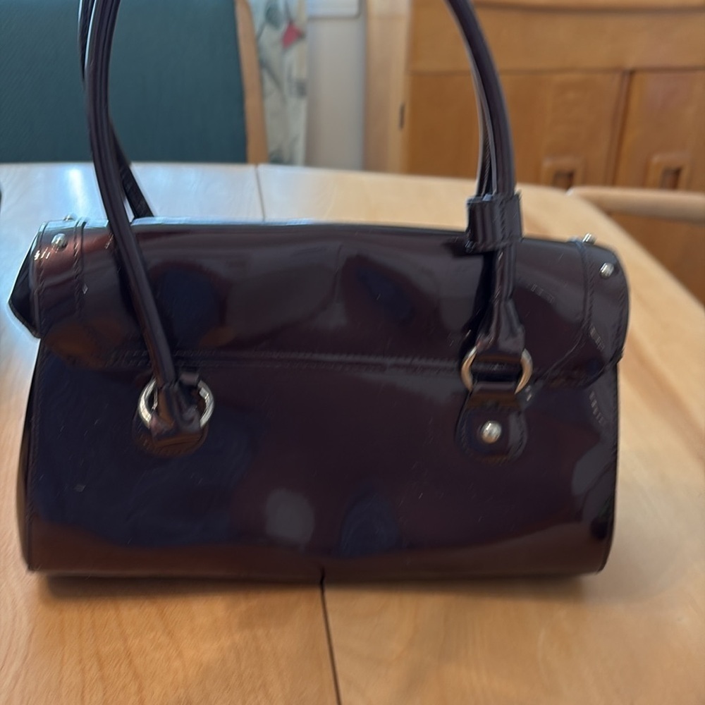 Beijo dark brown patent leather shoulder bag with magnetic close. - Picture 4 of 7